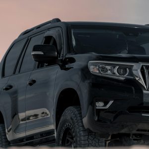 SUV blindada Nivel III-A utilizada para movilidad corporativa, cumpliendo la normativa colombiana de blindaje vehicular.