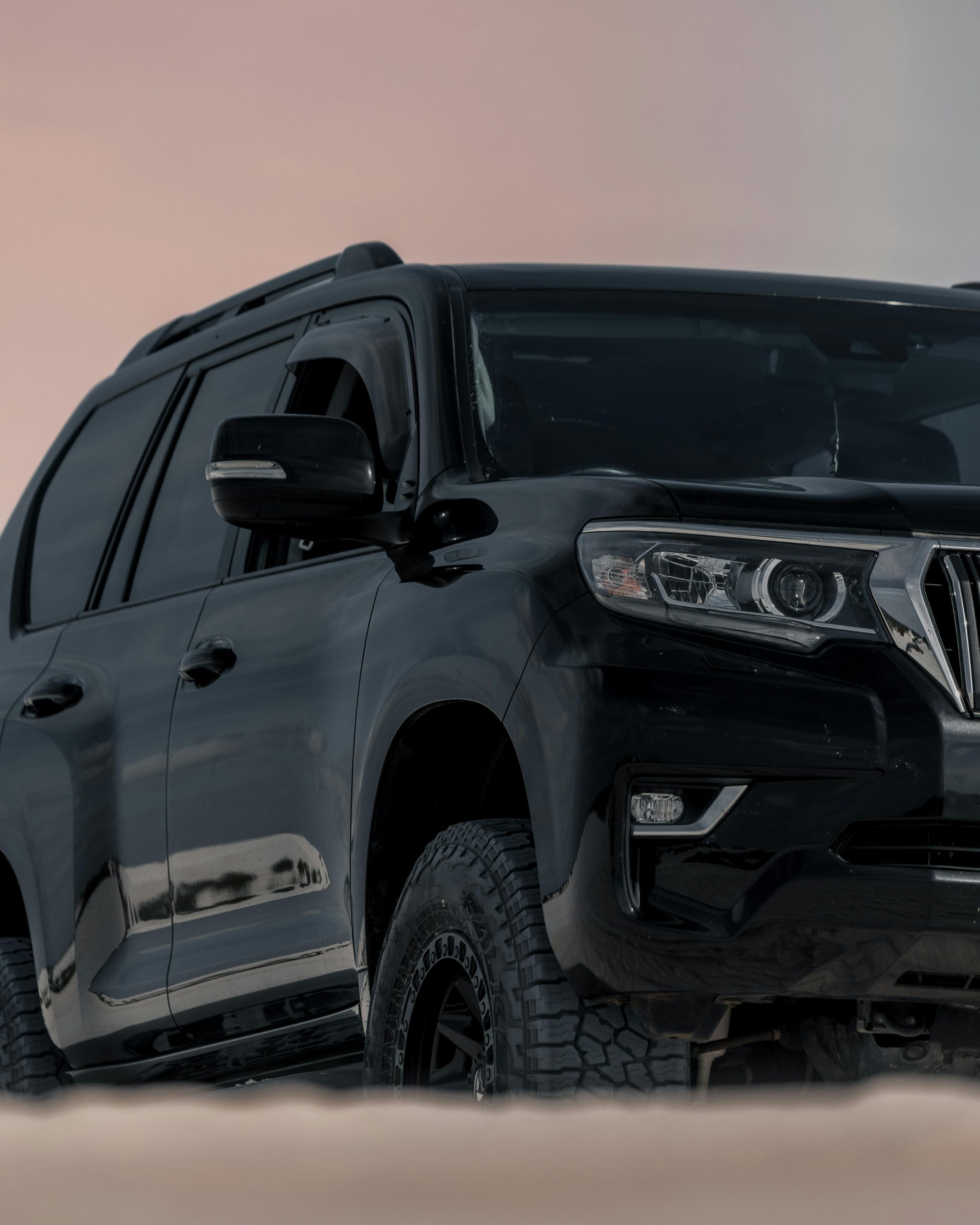 SUV blindada Nivel III-A utilizada para movilidad corporativa, cumpliendo la normativa colombiana de blindaje vehicular.